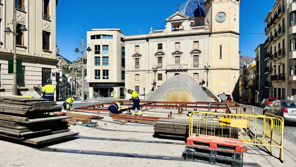 Comença el muntatge de l'escenografia festera