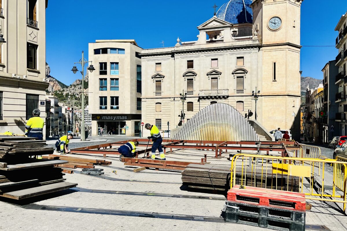 Comença el muntatge de l'escenografia festera