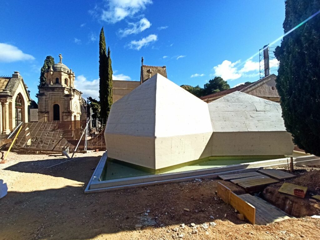 Acaben d'alçar el mausoleu que acollirà les restes de Camilo Sesto