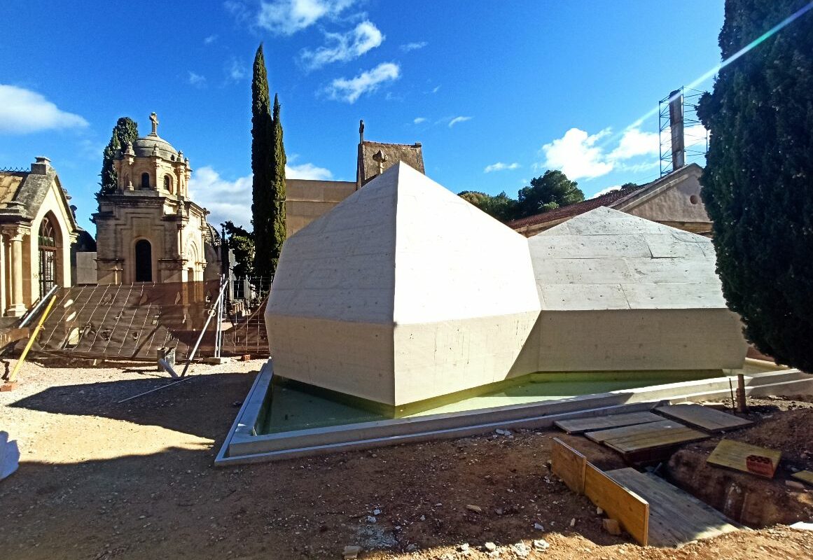 Acaben d'alçar el mausoleu que acollirà les restes de Camilo Sesto