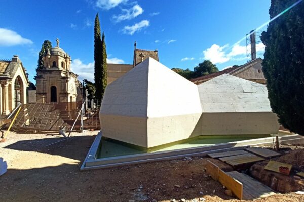 Terminan de levantar el mausoleo que acogerá los restos de Camilo Sesto