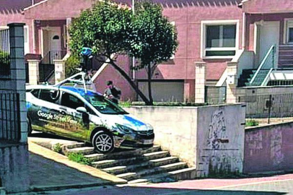 Un coche de Google atrapado en una escalinata