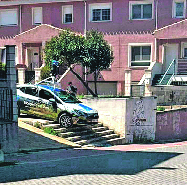Un coche de Google atrapado en una escalinata