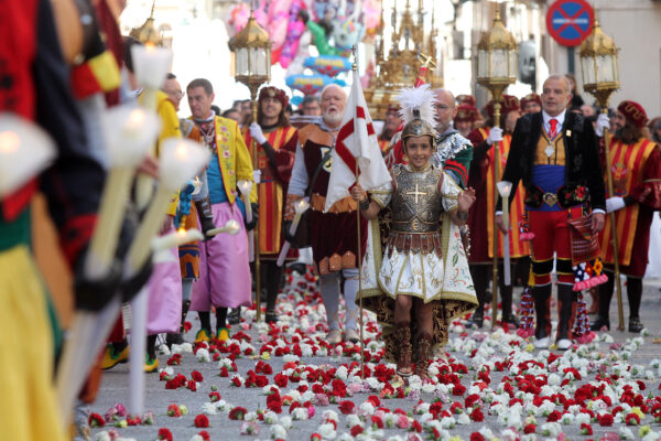 Les mirades se centren en Sant Jordiet en la processó de la Relíquia