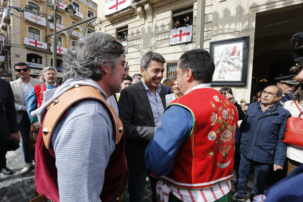 Mazón: «Cada any hi ha innovació, coses noves, és un absolut luxe vindre a les festes”