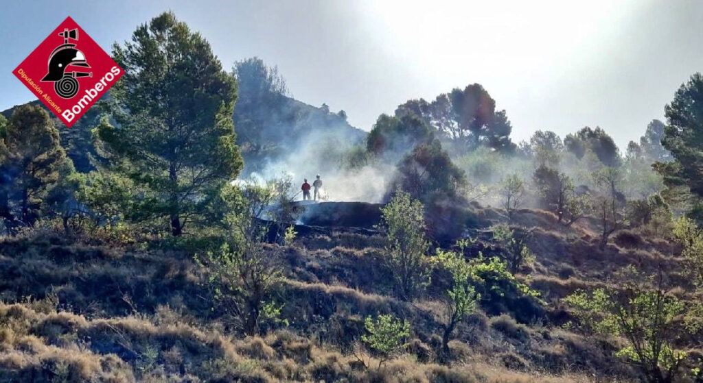 Es declara un incendi a Benasau causat per una crema descontrolada