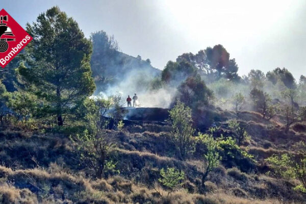 Se declara un incendio en Benasau causado por una quema descontrolada