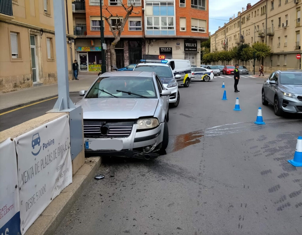 Un conductor sota els efectes de les drogues impacta contra el pàrquing La Uxola