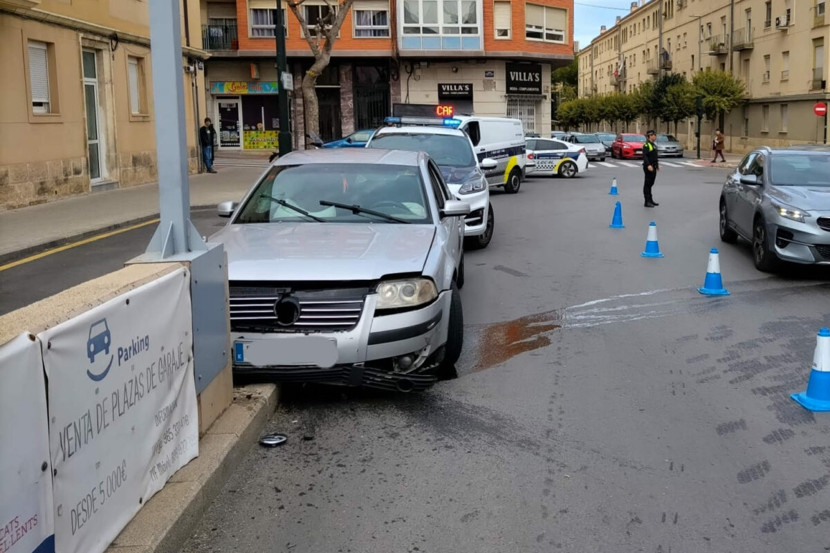 Un conductor bajo los efectos de las drogas impacta contra el parking La Uxola