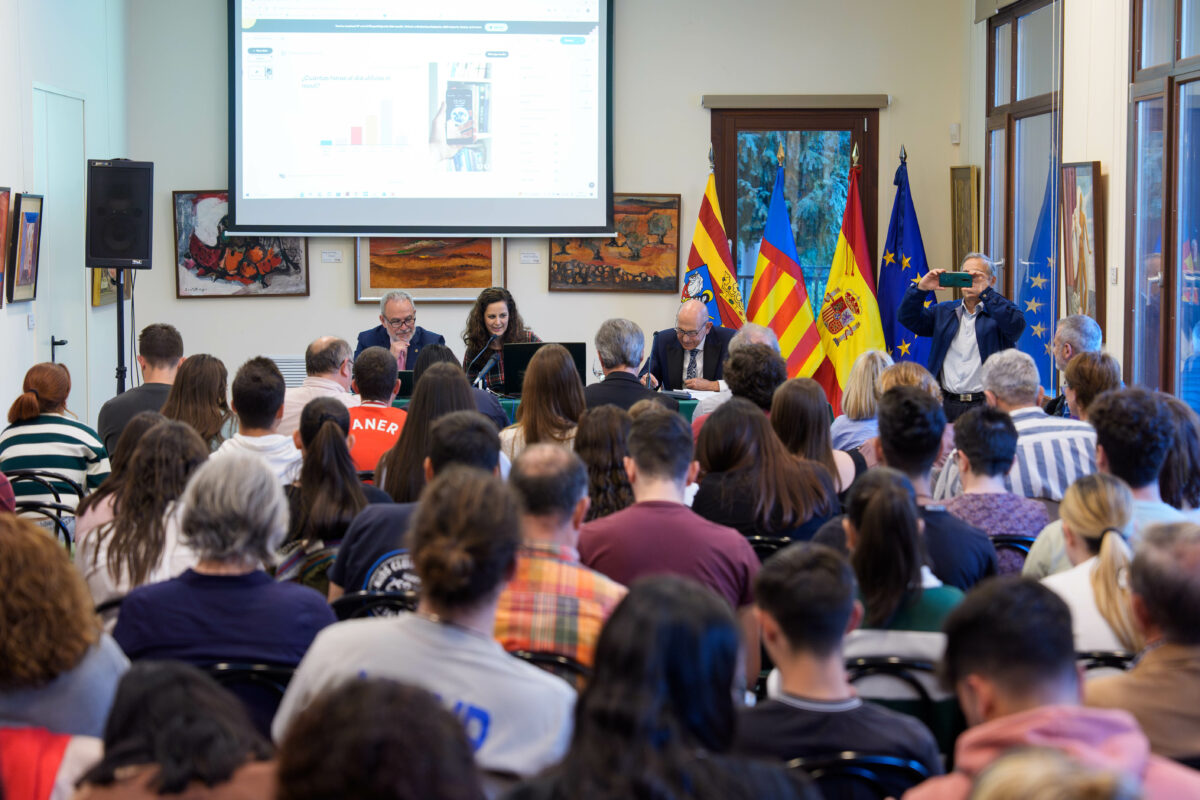 La problemática de los móviles en las aulas, a debate