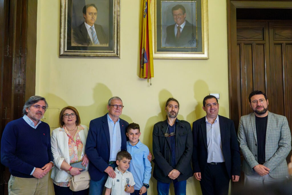 El retrato de Sedano ya ocupa su lugar en el Ayuntamiento