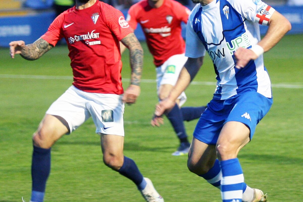 Con la quinta plaza imposible tras el último tropiezo en el Alfredo di Stéfano, el Alcoyano se fija ahora en otros objetivos, el principal superar los 52 puntos que obtuvo el equipo hace dos temporadas, récord de puntuación en Primera Federación. 
Pero antes de batir ese récord, los blanquiazules tienen otra cuenta pendiente, que es el de la salvación, que podría conseguir de forma matemática si el San Fernando pierde esta tarde en casa frente al Real Madrid Castilla y los de Vicente Parras son capaces mañana (16 horas) de reencontrarse con la victoria en casa, después de dos empates consecutivos, venciendo al Recreativo Granada, equipo ya descendido pero que viene de ganarle 5-0 al San Fernando. 
Vicente Parras, que tendrá las bajas de Sergi López y Kike Carrasco y la duda de Nieto, quiso incidir ayer en los problemas que ha tenido el equipo en el Collao. Reconoció que “es verdad que esta temporada nos ha costado encontrar nuestra mejor versión en casa”, para más adelante sincerarse y añadir que “nos ha costado disfrutar este año del Collao. Hemos hecho buenos partidos como el día del Recreativo o del Castellón, pero luego no conseguimos darle continuidad. También es cierto que ha habido un ambiente raro en casa, quizás de frustración porque no se cumplieron las expectativas que se generaron al principio de liga”.
Parras cree que en la primera vuelta se pagó una factura muy alta. “No conseguimos transmitir el ADN de este equipo y nuestra gente estaba cabreada, pero desde enero hasta aquí el equipo ha merecido un poco más. A pesar de todo, hemos sido un equipo honesto que ha trabajado en muchas fases de la temporada en condiciones muy difíciles, entrenando sin instalaciones adecuadas y con 14 jugadores en muchas sesiones”.
Admitió que “no hemos conseguido enganchar a nuestra afición, cuando siempre hemos ido de la mano. Unidos hemos sido más fuertes henos sido y este año no se ha conseguido”.

partido del equipo de veteranos
Esta tarde (18 horas), el Alcoyano Veteranos vuelve a escena, en esta ocasión para enfrentarse a El Campello en el campo Jorge Molina.