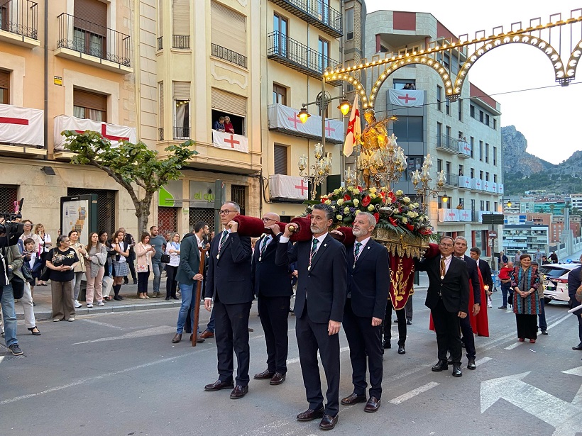 El traslado de la imagen de 'El Xicotet' abre la semana grande de la Festa alcoyana