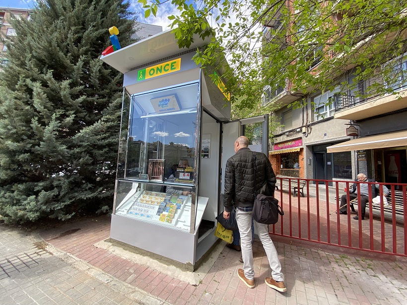 La ONCE estrena en Alcoy quioscos más accesibles y cercanos al público