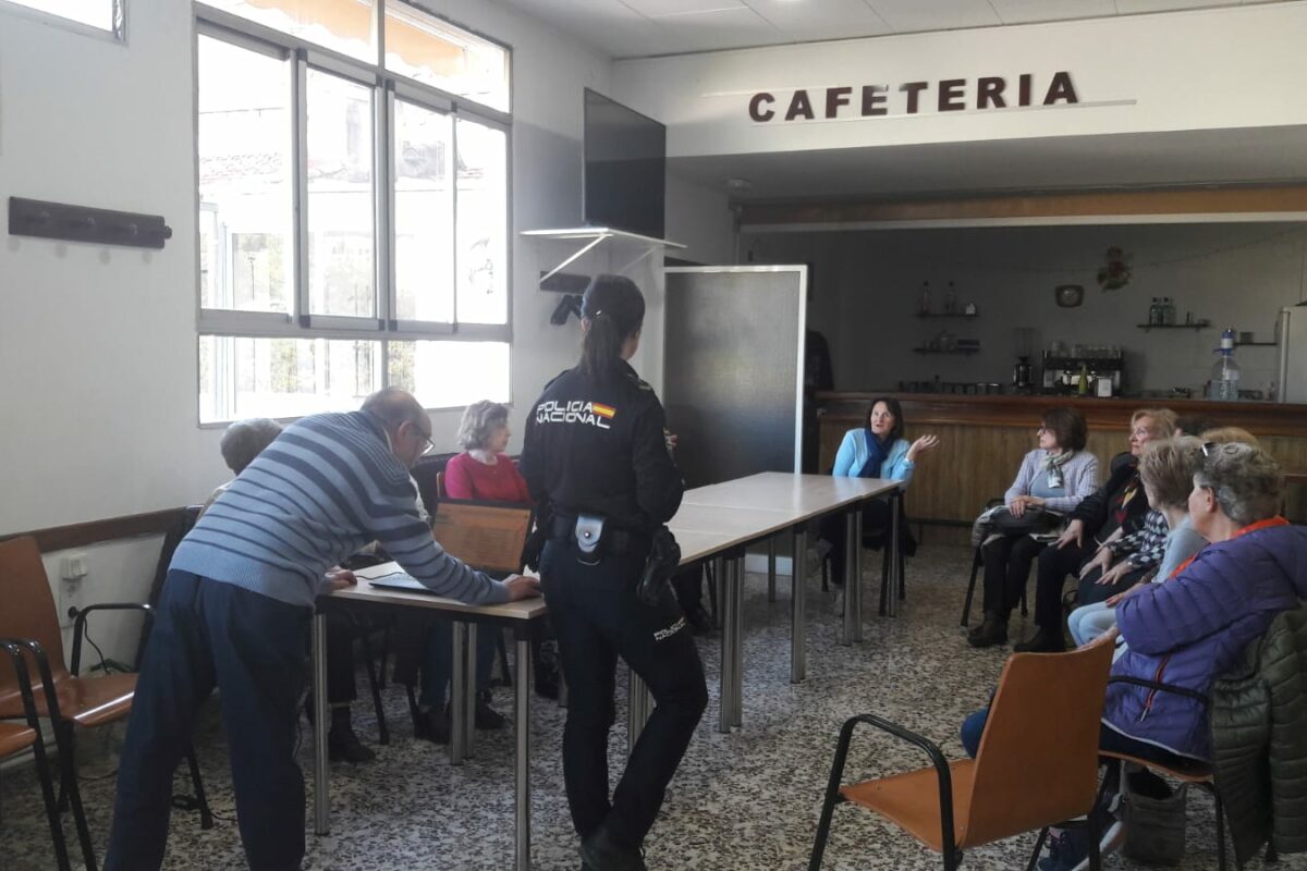 La Policia Nacional imparteix formació en els centres de majors