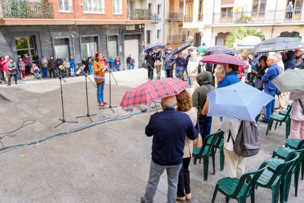 La pluja i el vent no van deslluir l’homenatge anual a Joan Valls