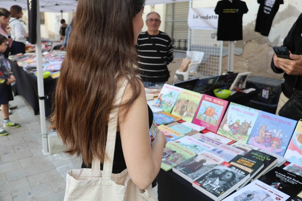 Llegir i fer-ho en valencià: la XVII Fira del Llibre aterra en Bocairent