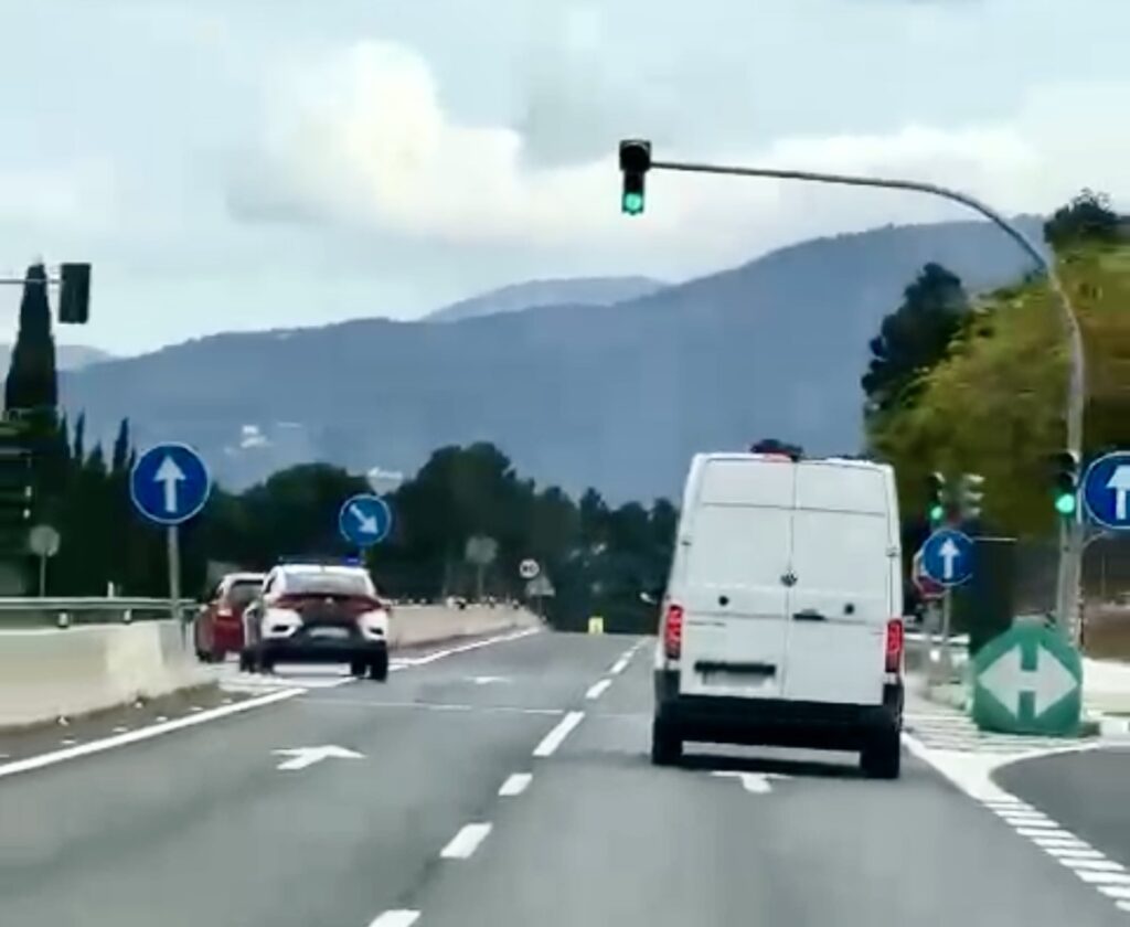 Detingut un conductor kamikaze que va sembrar el pànic des de Muro fins a la Hispanitat d'Alcoi