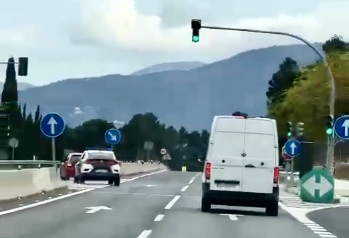 Detingut un conductor kamikaze que va sembrar el pànic des de Muro fins a la Hispanitat d'Alcoi