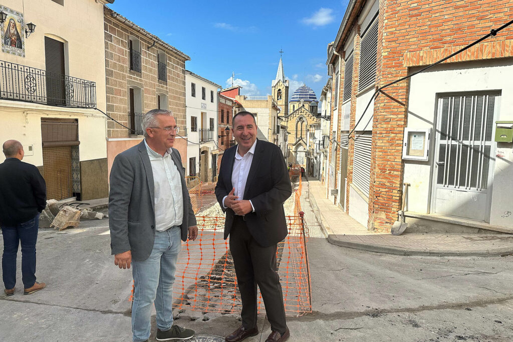 La Diputación avanza en las obras de peatonalización de las calles del centro de Beniarrés