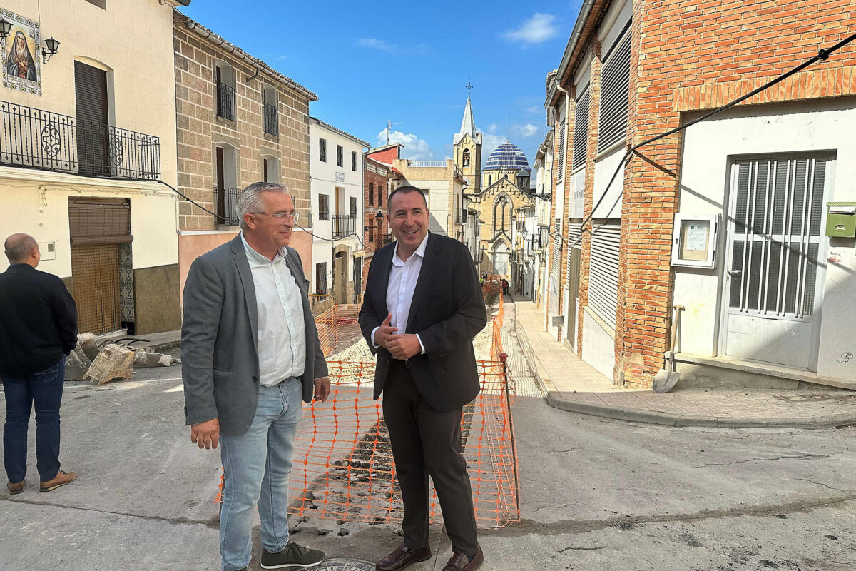 La Diputación avanza en las obras de peatonalización de las calles del centro de Beniarrés