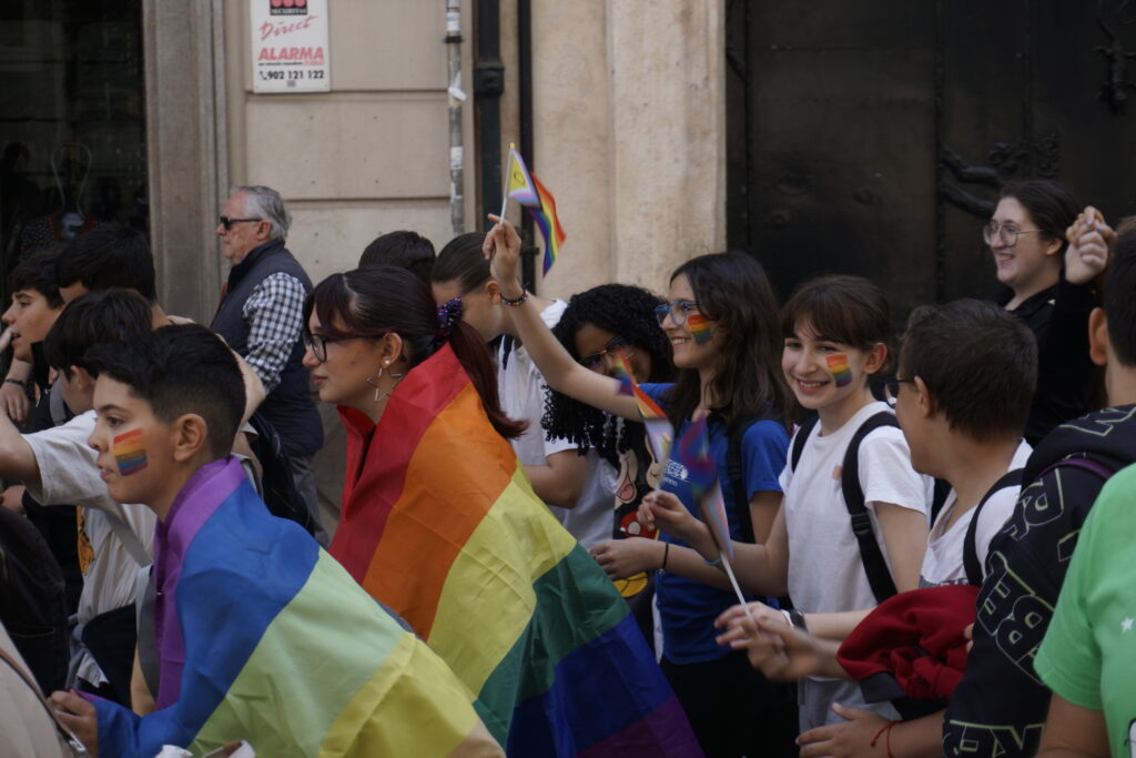 Alcoy saca a la calle los colores de la diversidad