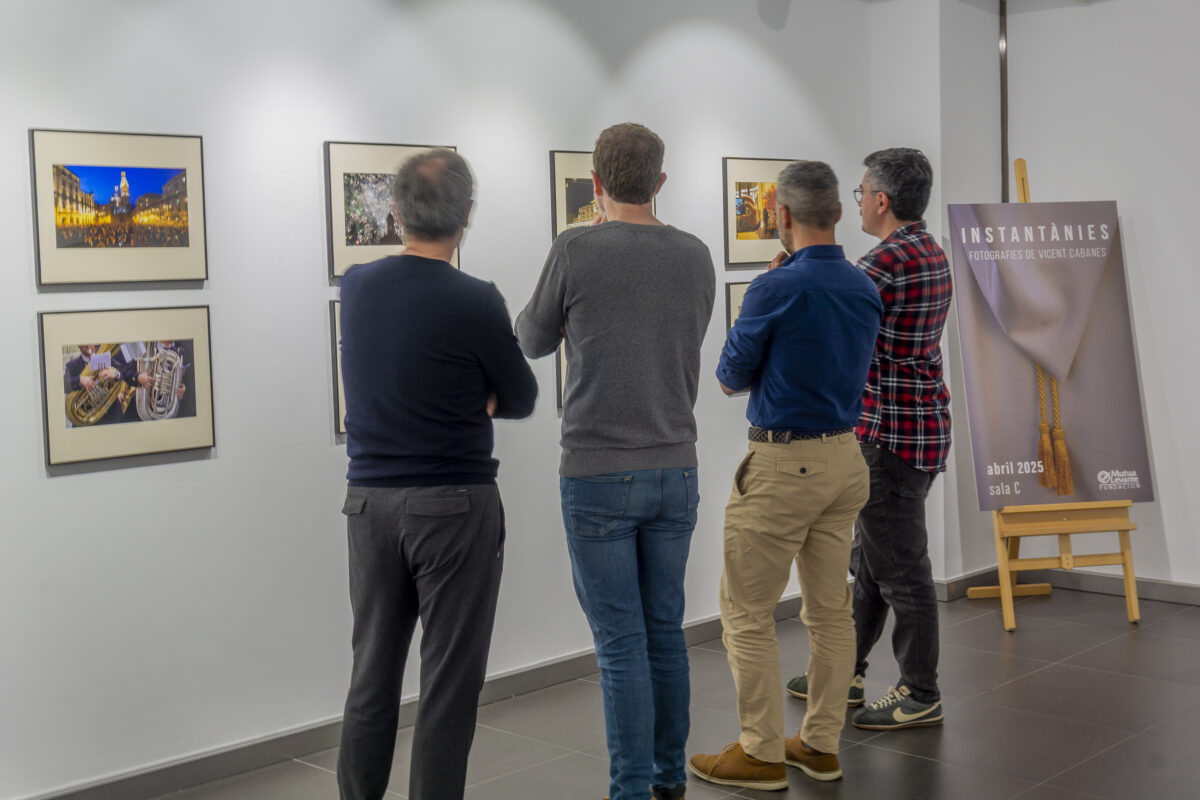Vicent Cabanes muestra en sus fotos la esencia festera