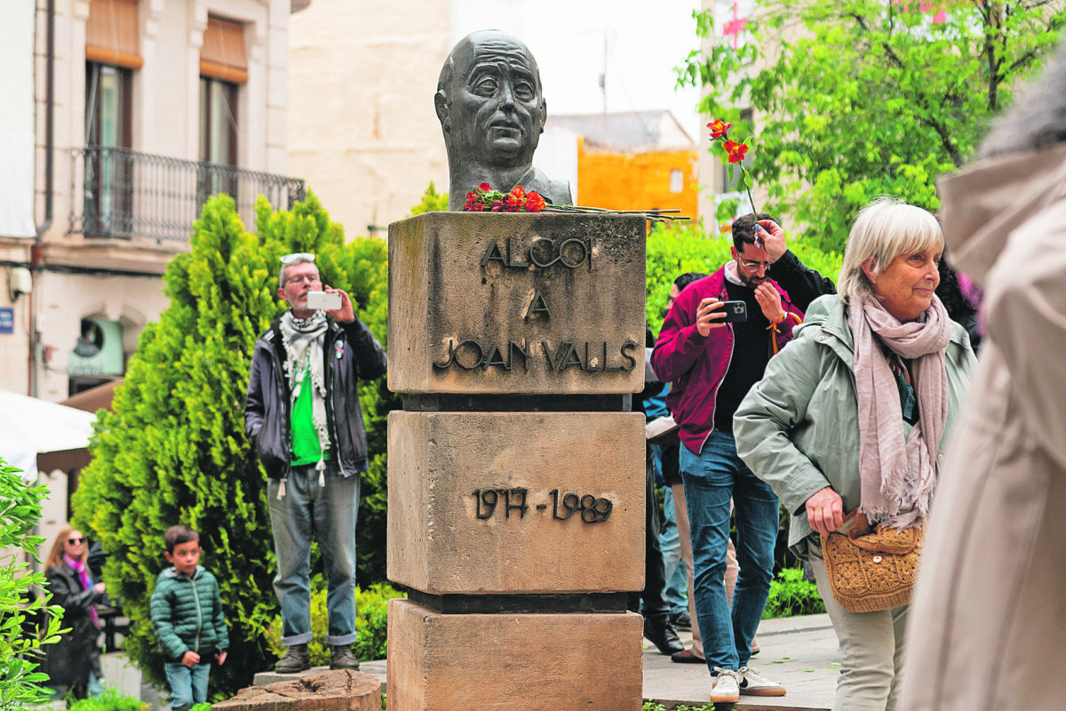 Flores poemas Serrat y Llach en recuerdo de Joan Valls