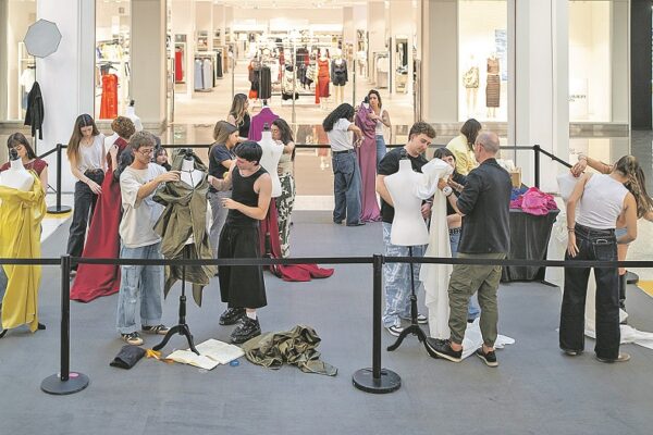 Alcoy desfila hacia el futuro de la moda
