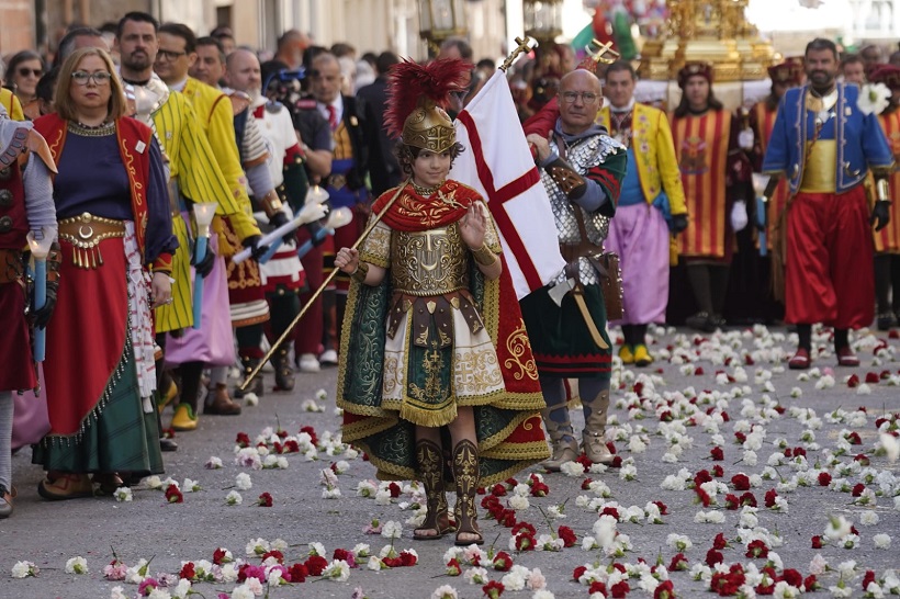 Sant Jordiet acapara todas las miradas en la procesión de la Reliquia