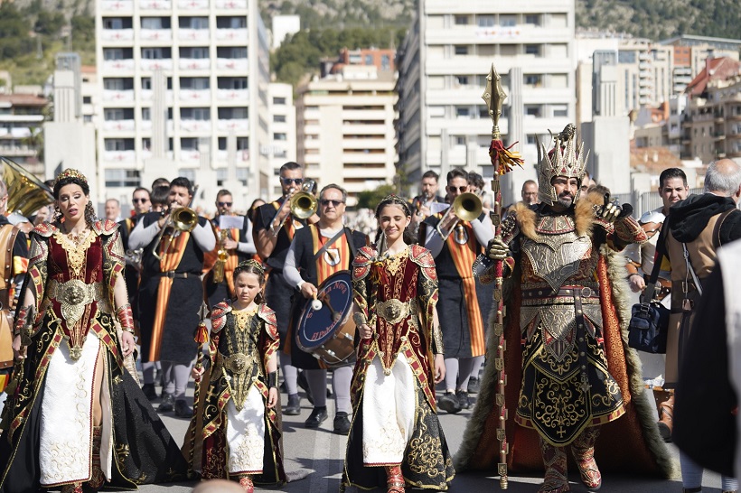 Sant Jordiet acapara todas las miradas en la procesión de la Reliquia