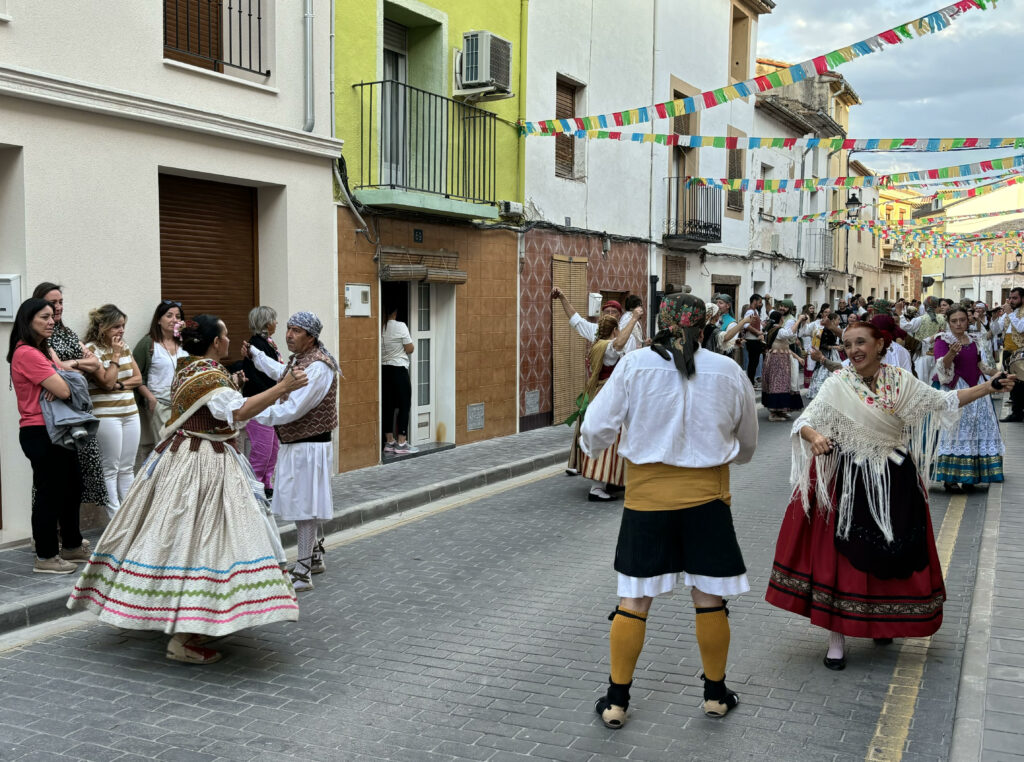 La tradició i el folklore tornen als carrers de Muro de la mà de les danses