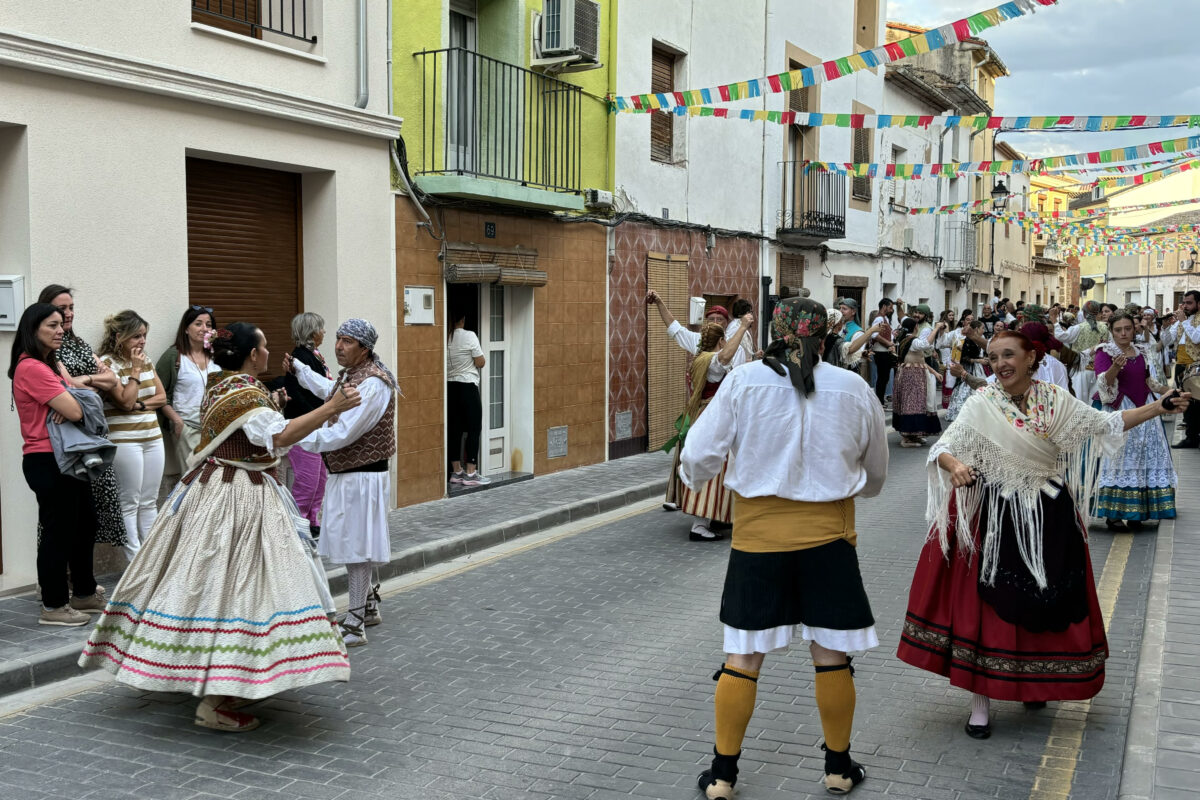 La tradición y el folclore vuelven a las calles de Muro de la mano de las danzas