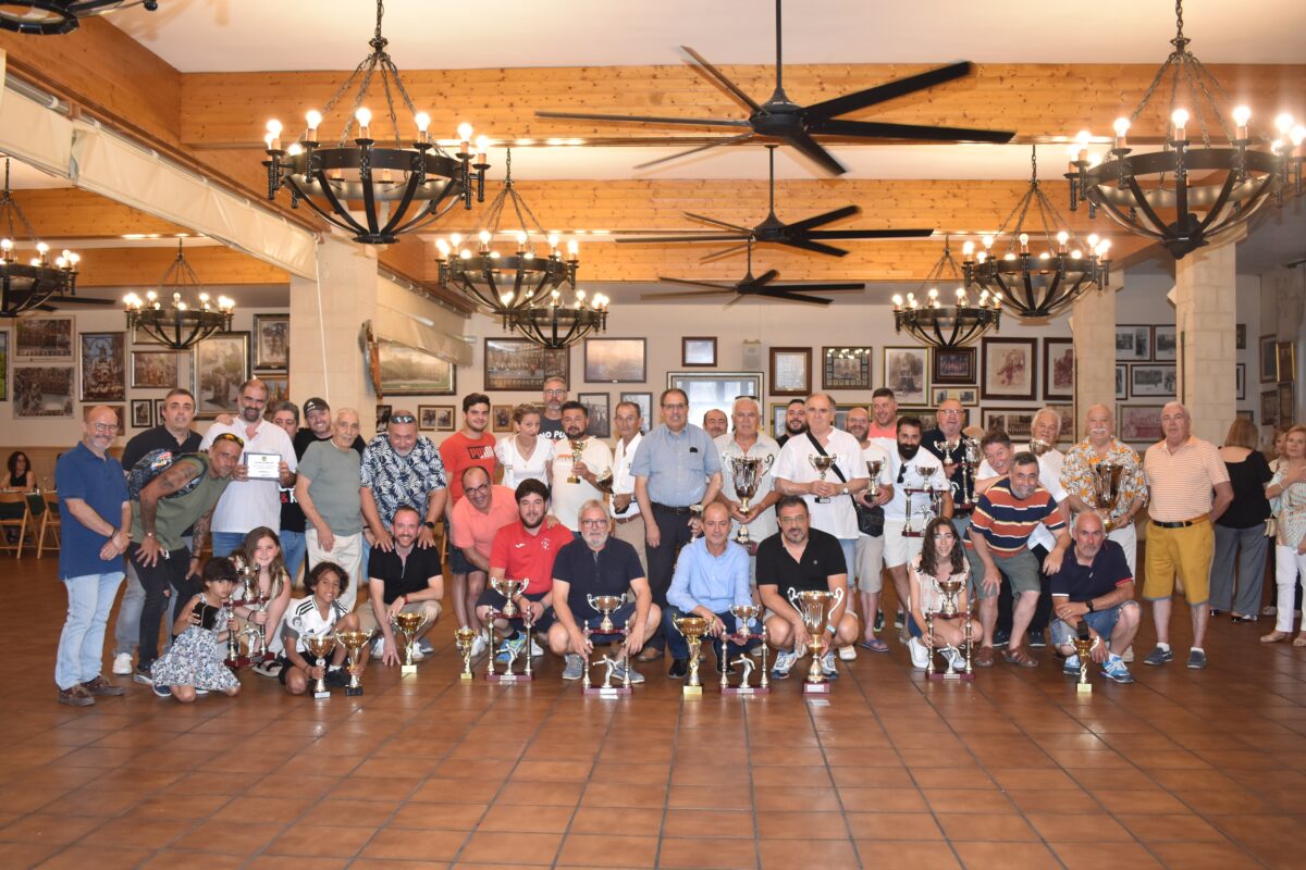 La liga local de petanca clausuró la temporada con la entrega de trofeos
