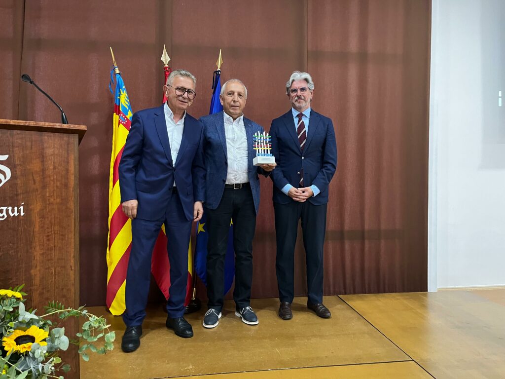 Serna aboga por una readaptación industrial “que impulse la competitividad del textil”