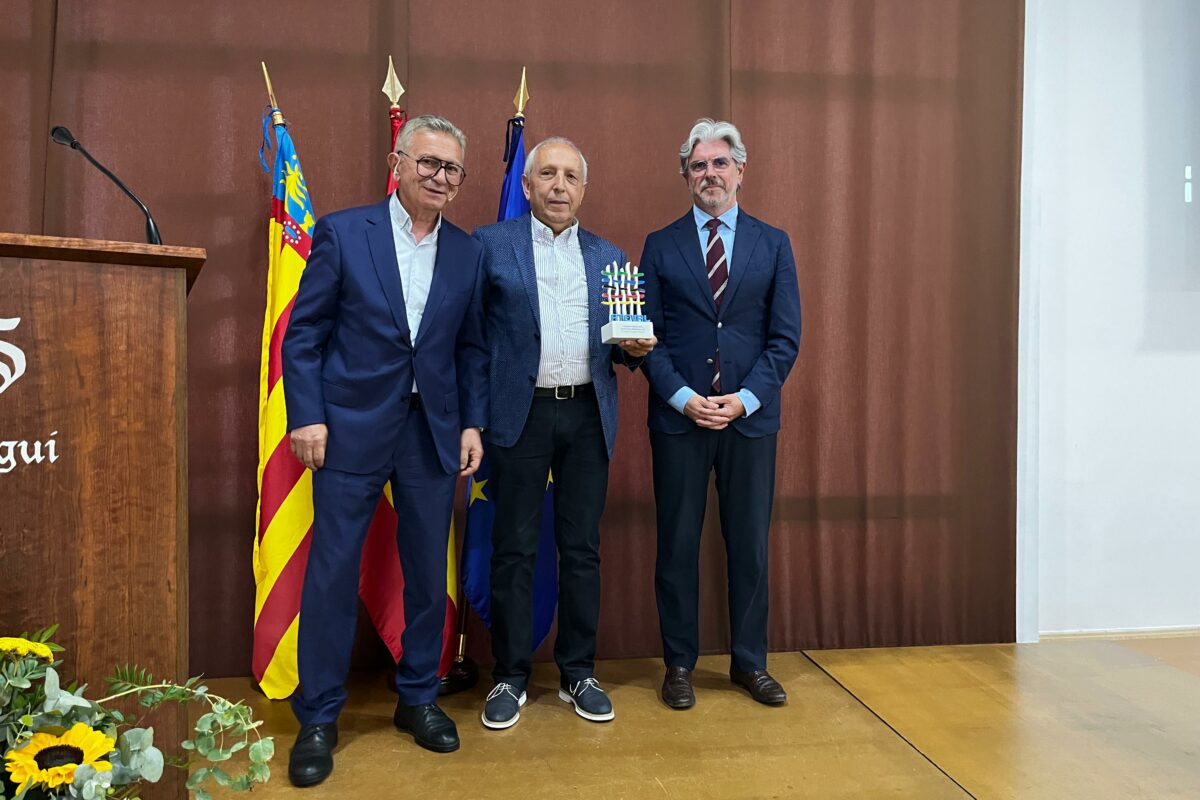 Serna aboga por una readaptación industrial “que impulse la competitividad del textil”