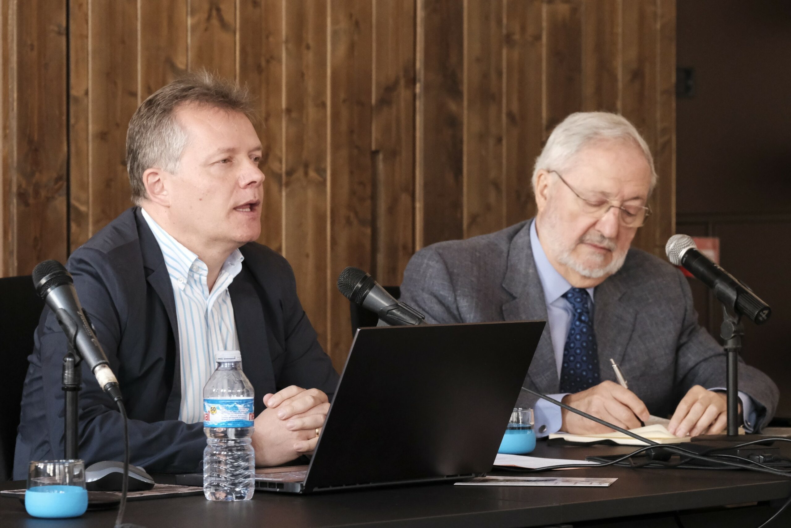 Armando Ortuño, durante su ponencia, junto a Enrique Masiá, presidente de Alcoy Industrial