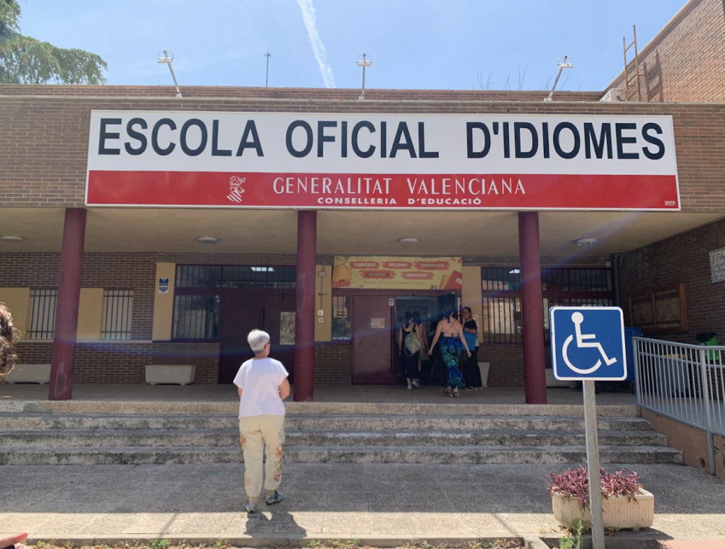 L'Escola d'Idiomes incorpora la modalitat semipresencial