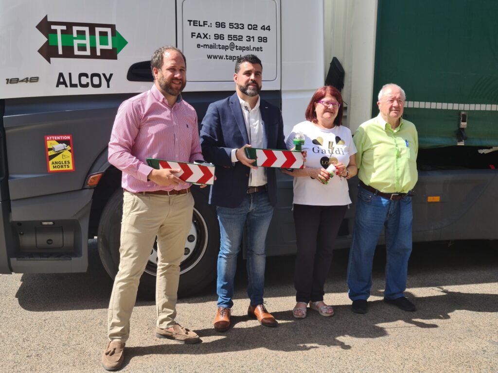 Durante la presentación celebrada en el centro operativo de la compañía logística en Alcoy, se mostró públicamente cómo el sistema permite una señalización más eficaz en camiones y vehículos industriales