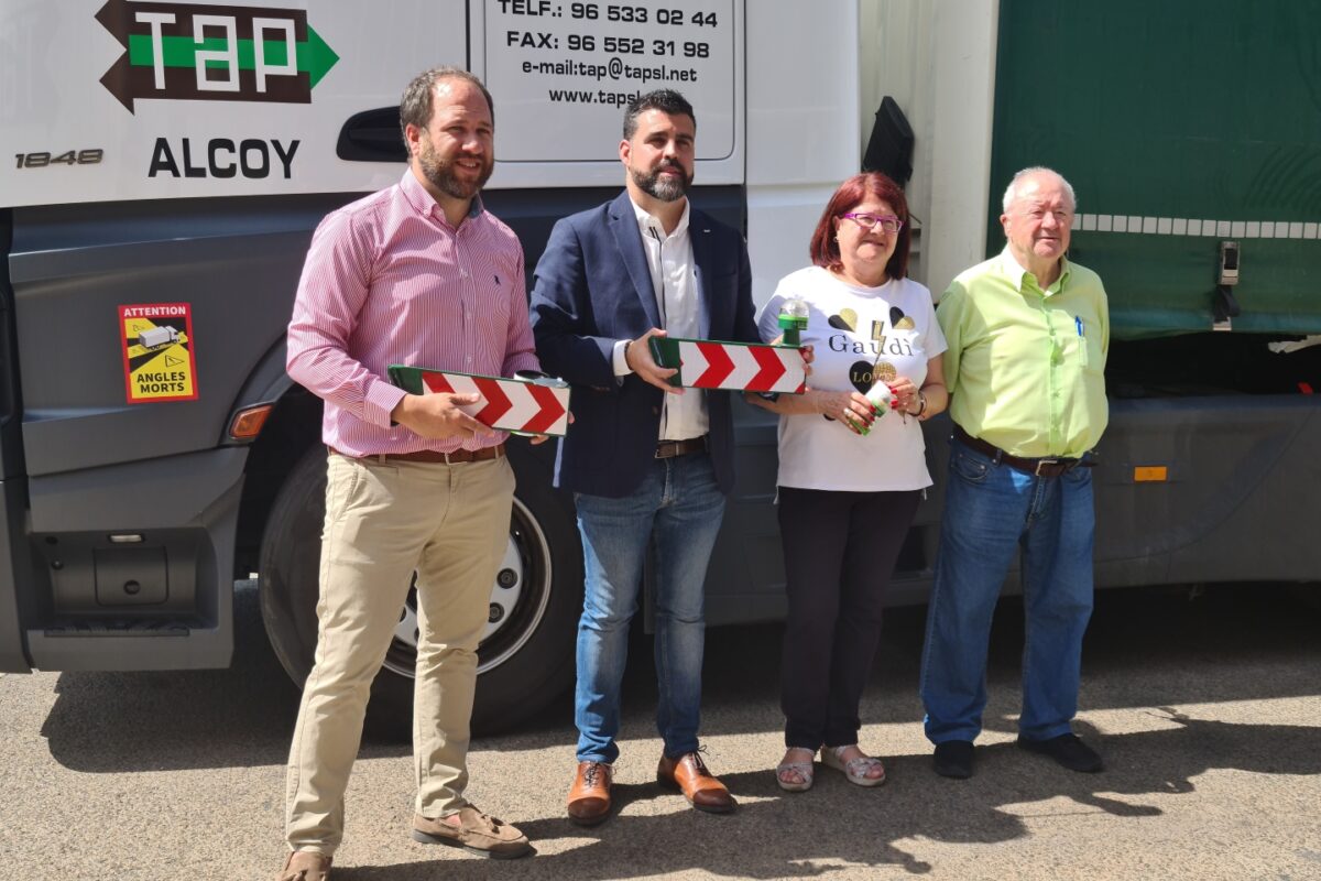 Durante la presentación celebrada en el centro operativo de la compañía logística en Alcoy, se mostró públicamente cómo el sistema permite una señalización más eficaz en camiones y vehículos industriales