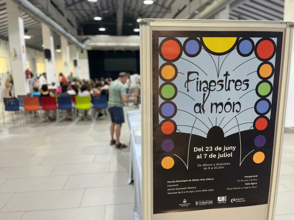 La sección infantil de la Escola Municipal de Belles Arts expone en el Ágora