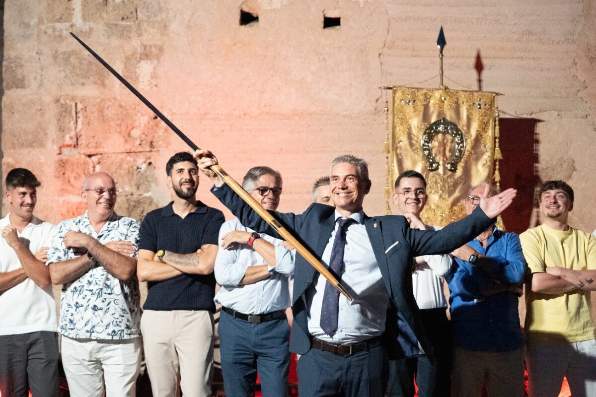 Ambiente contrabandista para la presentación de la heráldica del capitán cristiano 2026