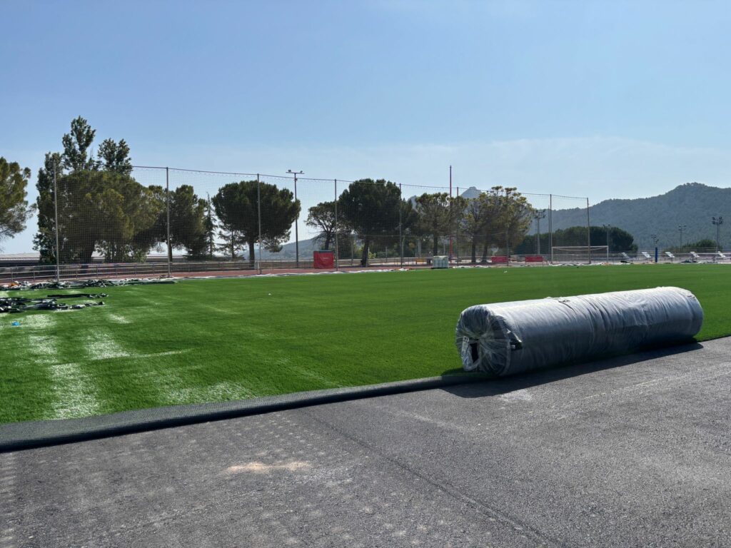 El camp Manuel Moreno Cabanes canvia la seua gespa artificial