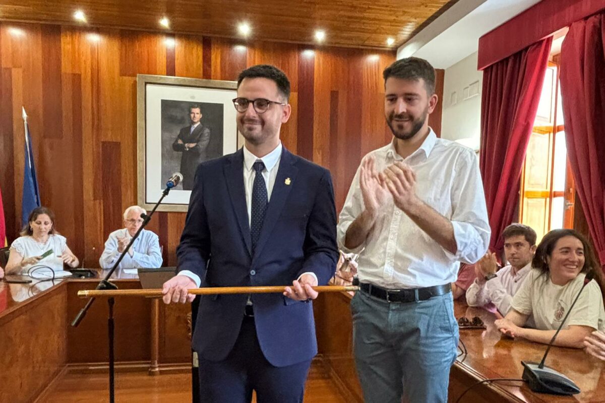 Jordi Pla, de Compromís, cede la vara de mando al socialista Rubén Muñoz