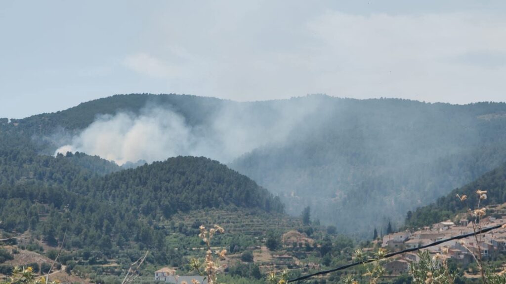 Declarat un incendi forestal a Alcoleja mentre s'extingeix un altre a Bocairent