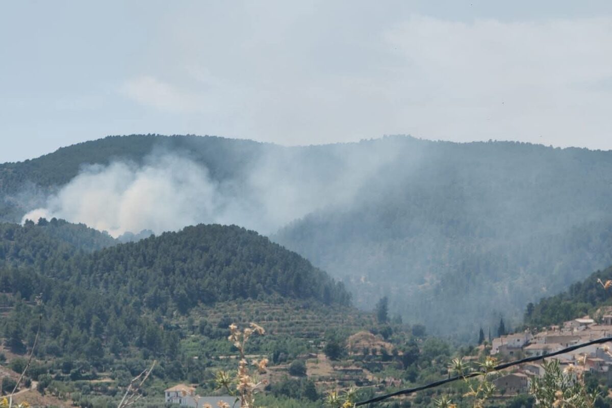 Declarat un incendi forestal a Alcoleja mentre s'extingeix un altre a Bocairent