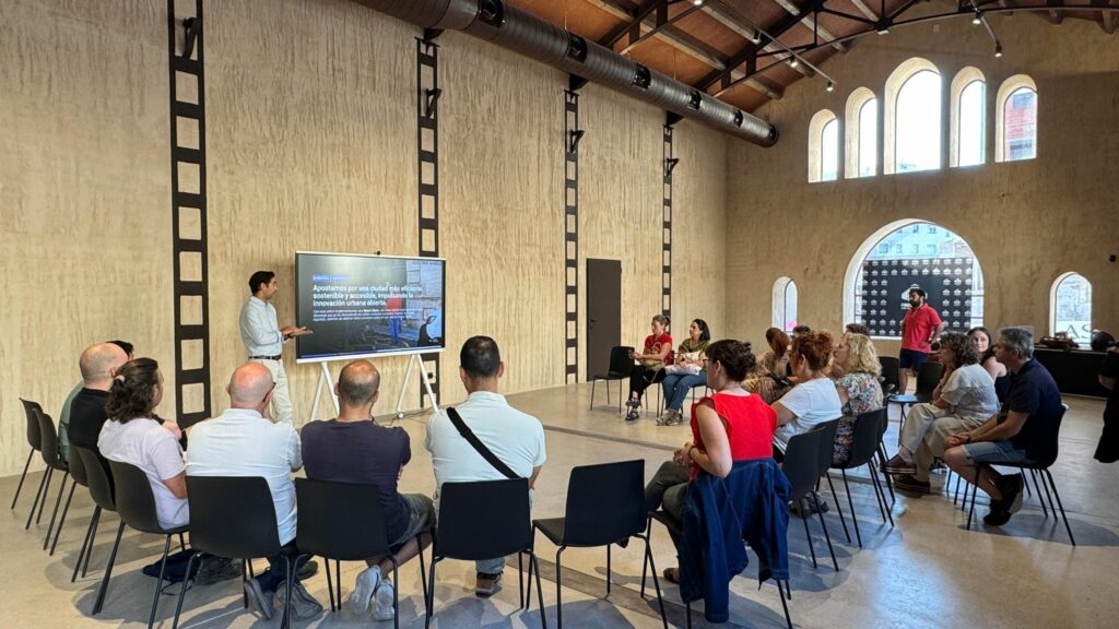 L'Ajuntament d'Alcoi presenta al comerç local el projecte pilot de zones intel·ligents de càrrega i descàrrega