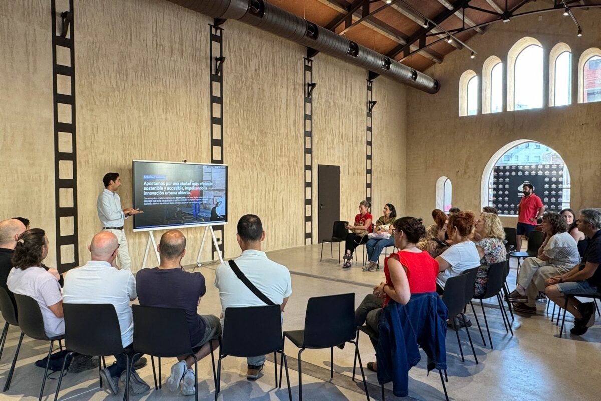 L'Ajuntament d'Alcoi presenta al comerç local el projecte pilot de zones intel·ligents de càrrega i descàrrega