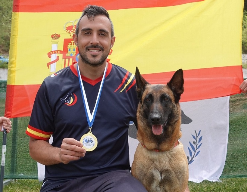 Andreu Fernández i la seua gossa Aire estrenen el títol mundial a casa