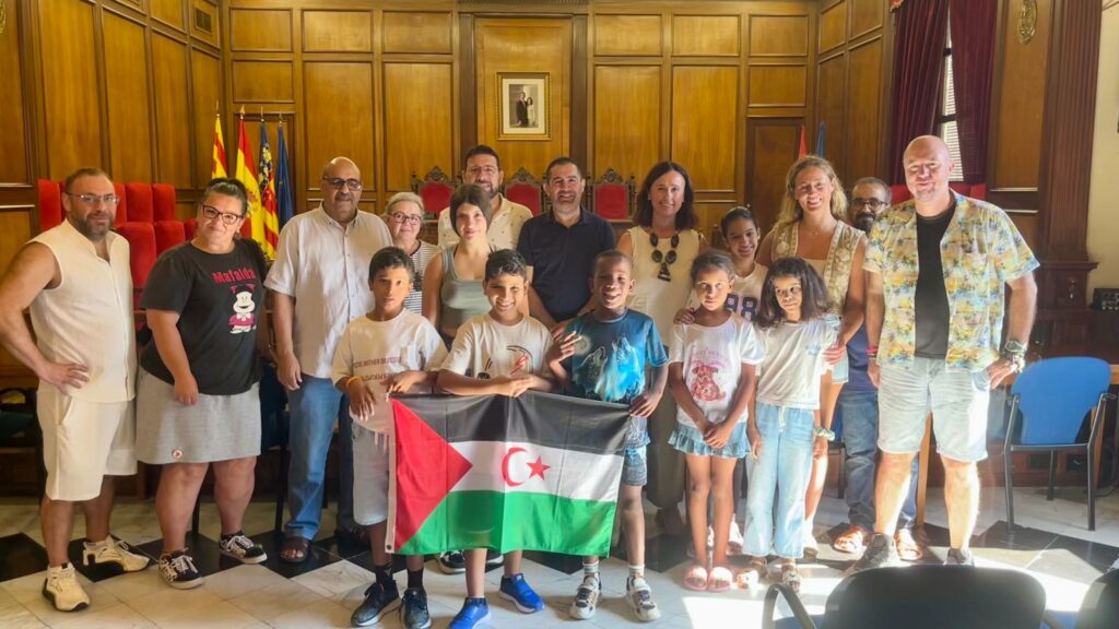 L'Ajuntament d'Alcoi rep als cinc menors sahrauís que passen l'estiu a la comarca amb el programa ‘Vacances en pau’